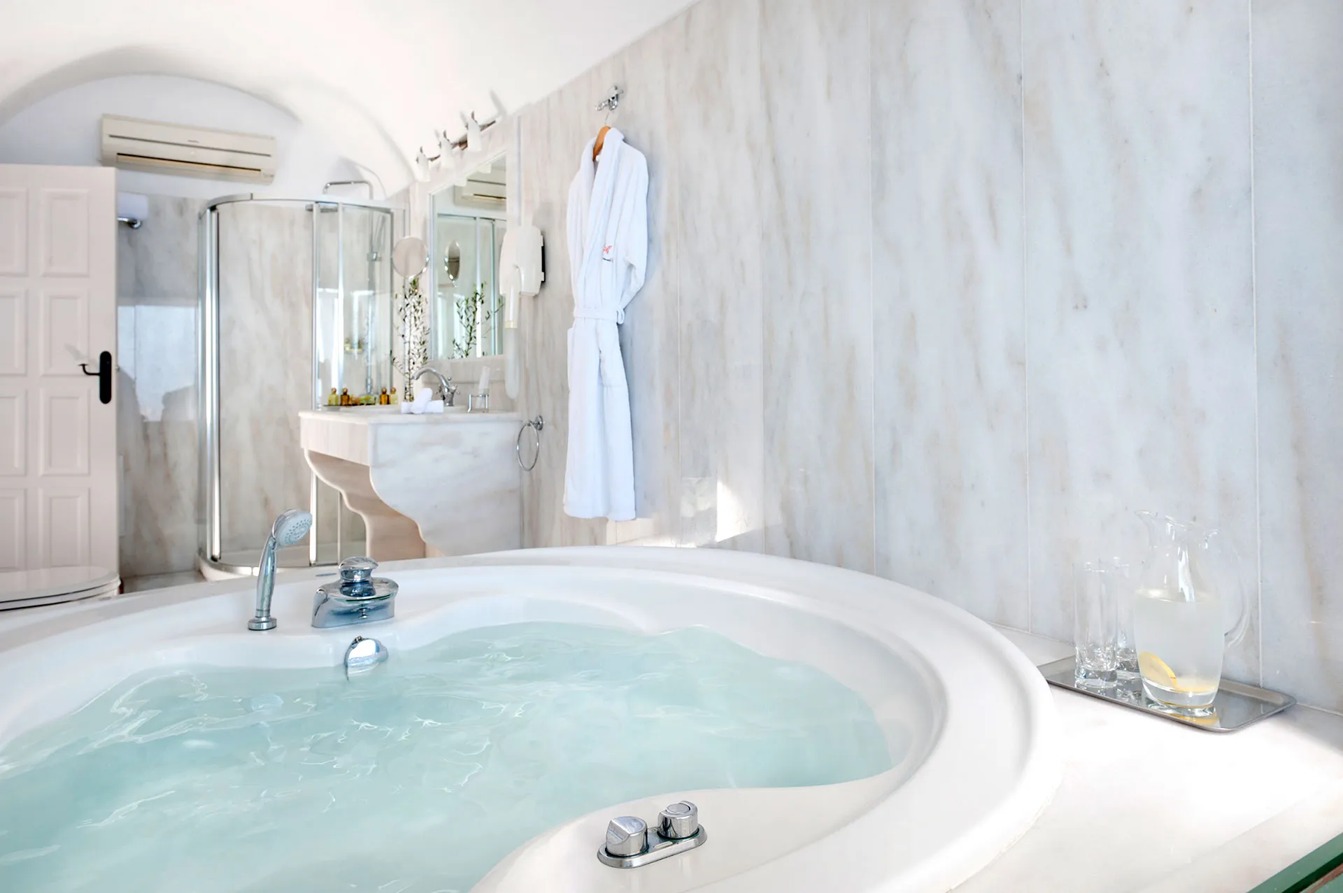 /img/368-santorini-custom-honeymoon-experience.webp
