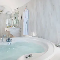 /img/368-santorini-custom-honeymoon-experience.webp