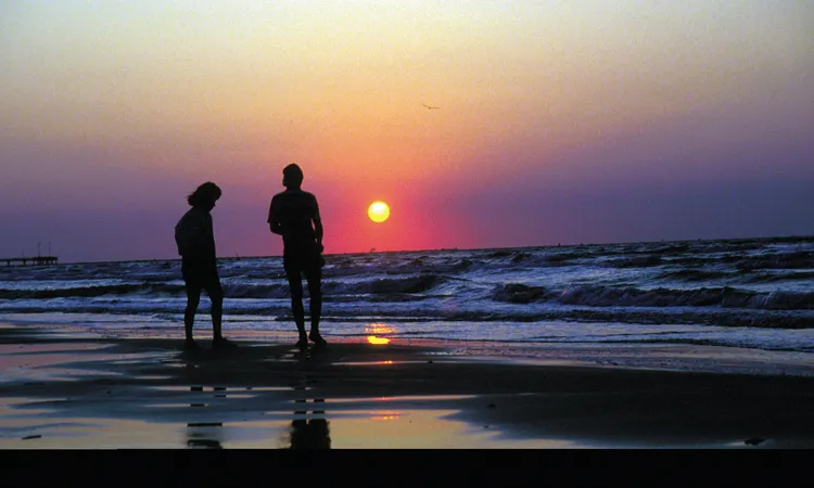 392 honeymoon couple sunset
