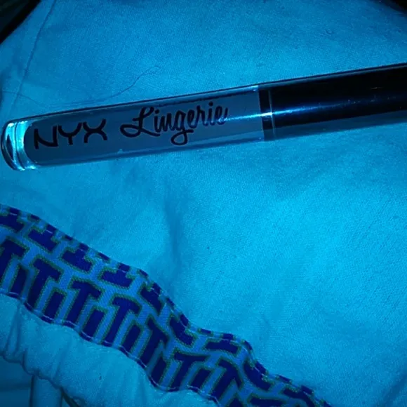 /img/411-nyx-lip-lingerie-honeymoon-application.webp