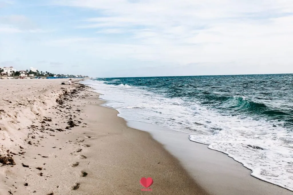 /img/418-romantic-couple-beach.webp
