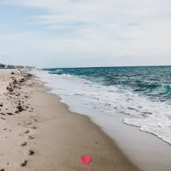 /img/418-romantic-couple-beach.webp