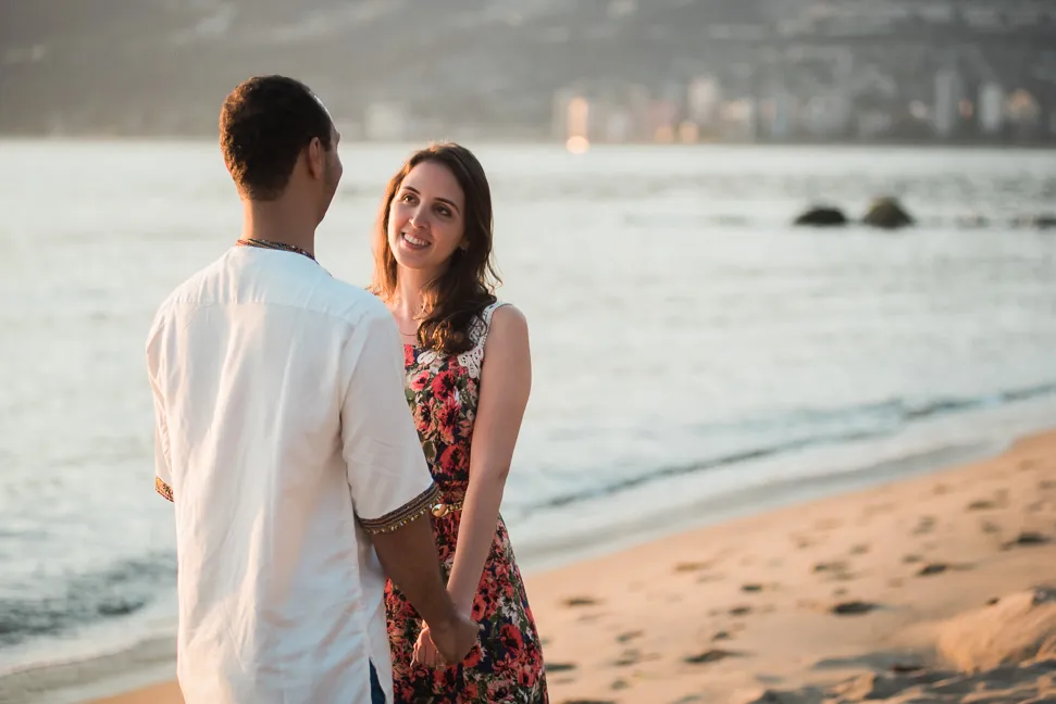 /img/427-colombia-honeymoon-couple.webp