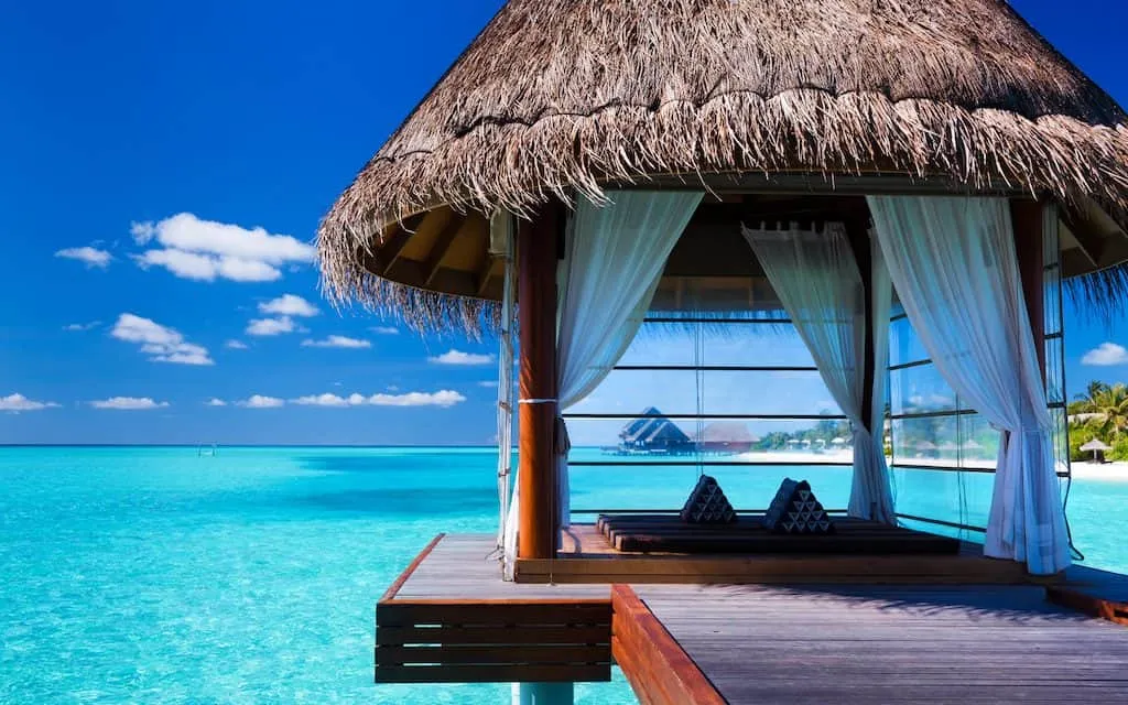 /img/430-bora-bora-couple-enjoying-water.webp