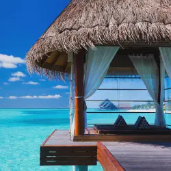 /img/430-bora-bora-couple-enjoying-water.webp