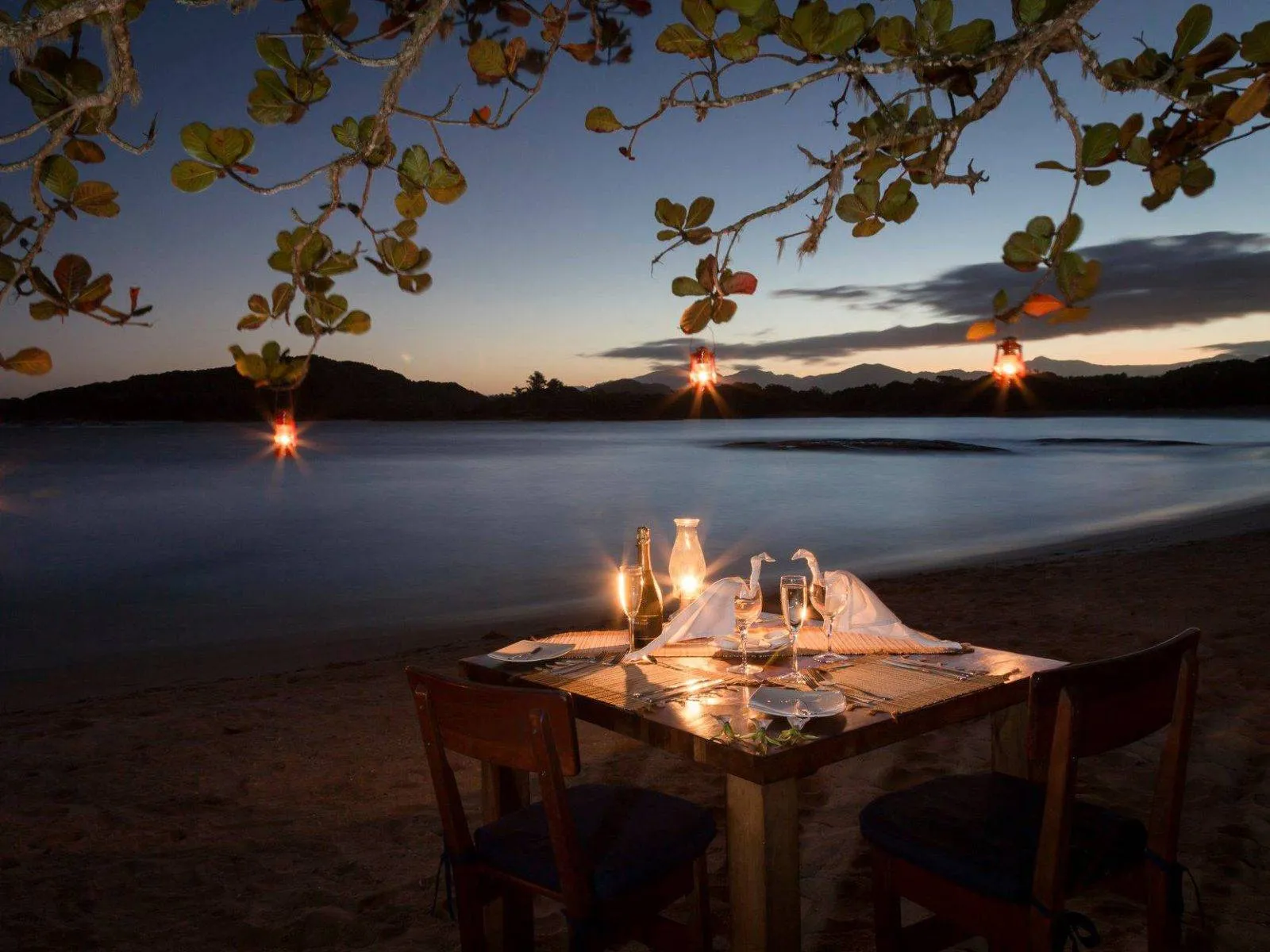 /img/487-madagascar-honeymoon-couple.webp