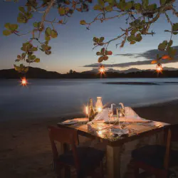 /img/487-madagascar-honeymoon-couple.webp