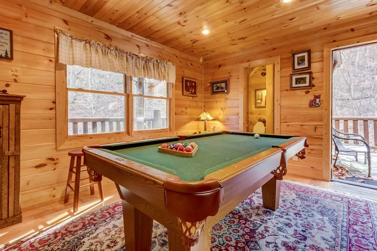 492 cozy hideaway cabin interior