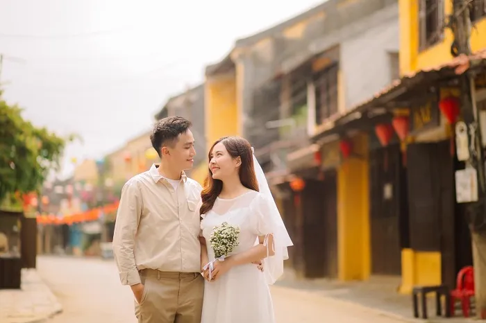 /img/500-couple-traveling-vietnam.webp