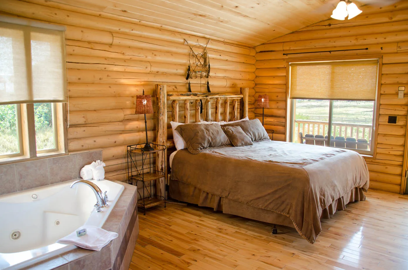 /img/513-utah-honeymoon-suite-dining.webp