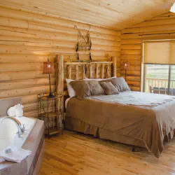/img/513-utah-honeymoon-suite-dining.webp