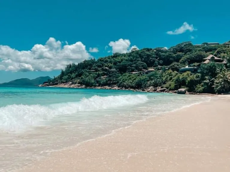 /img/525-seychelles-honeymoon-couple.webp