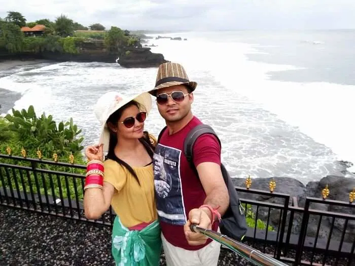 /img/539-couple-with-camera.webp