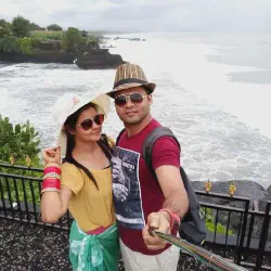 /img/539-couple-with-camera.webp