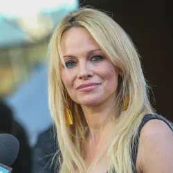 /img/542-pam-anderson-honeymoon-couple-photo.webp