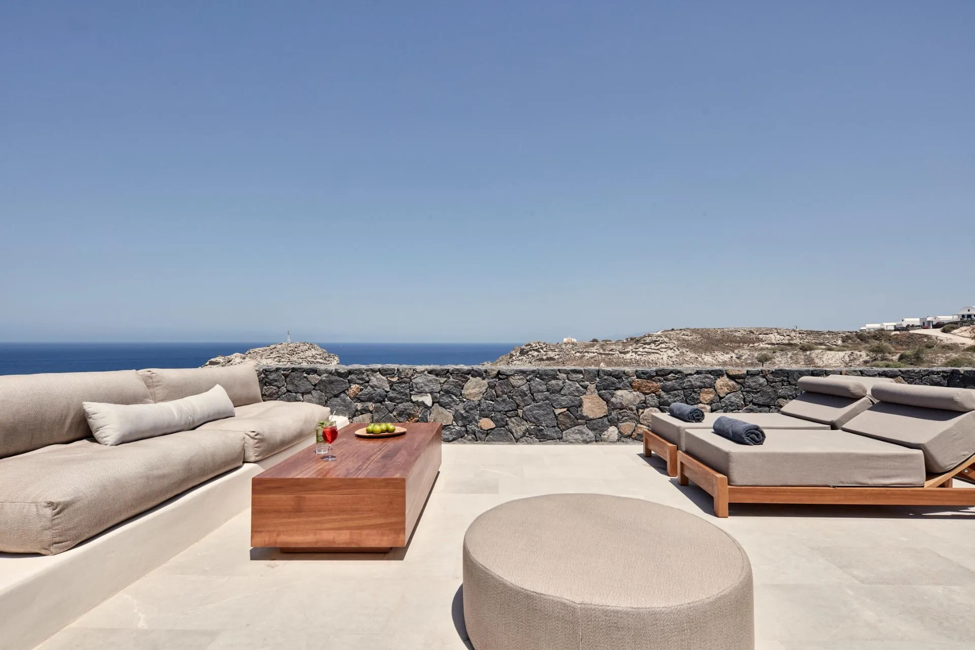 /img/552-canaves-oia-honeymoon-suite-sunset.webp