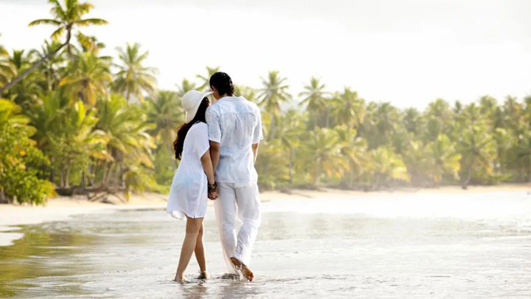 /img/592-couple-beach.webp