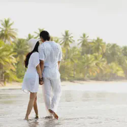 /img/592-couple-beach.webp
