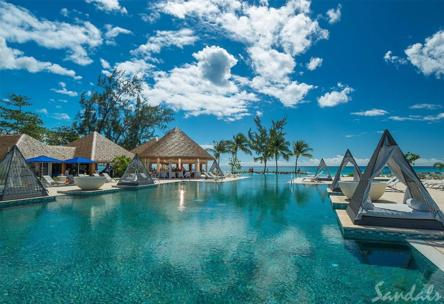 /img/597-sandals-honeymoon-couple.webp