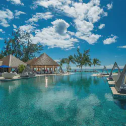 /img/597-sandals-honeymoon-couple.webp