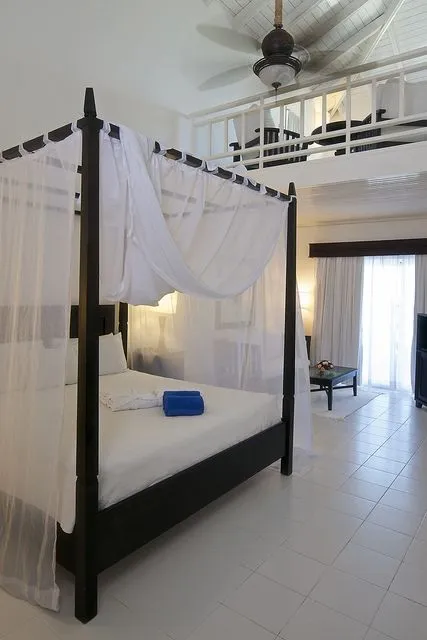 629 couple relaxing hotel