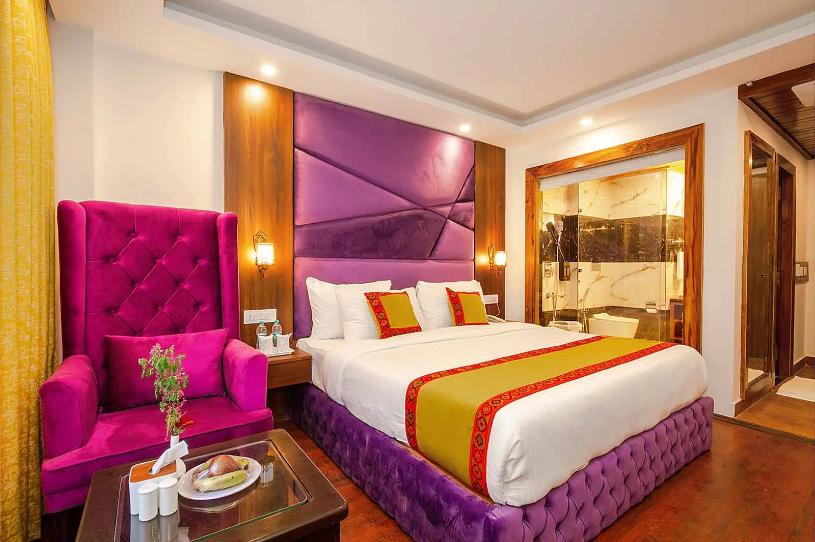 /img/629-hotel-suite-details-balcony.webp