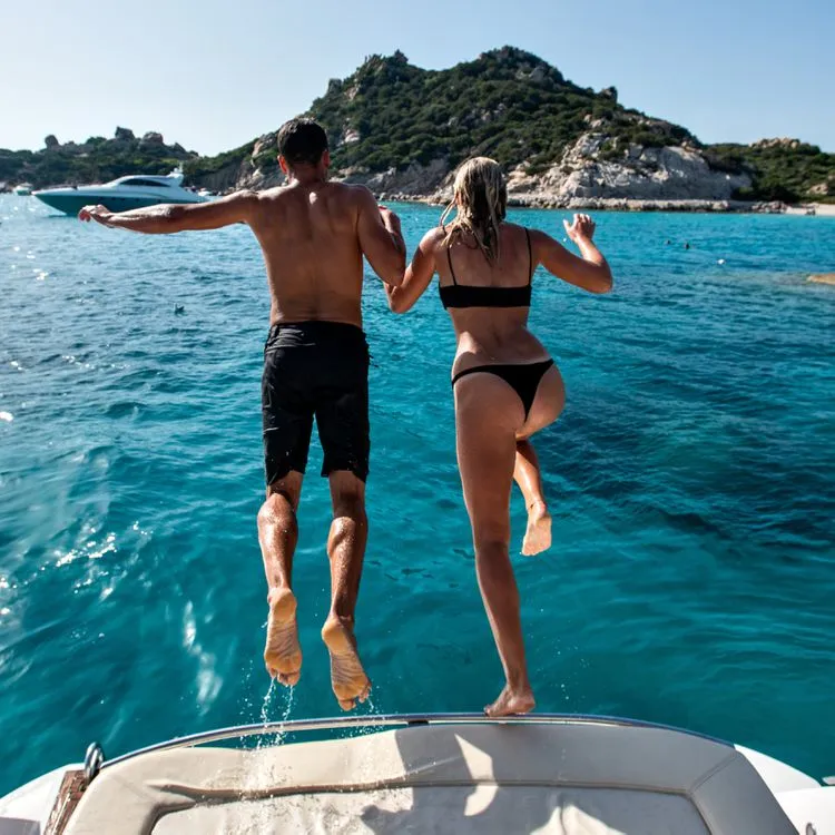 /img/632-honeymoon-photo-couple.webp