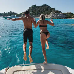 /img/632-honeymoon-photo-couple.webp