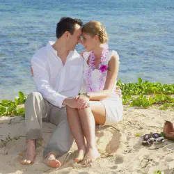 /img/633-hawaii-honeymoon-couple.webp