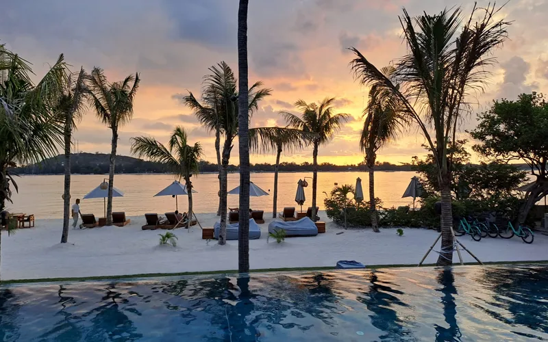 648 gili meno beach