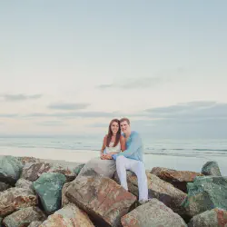 /img/678-hotel-del-coronado-couple.webp