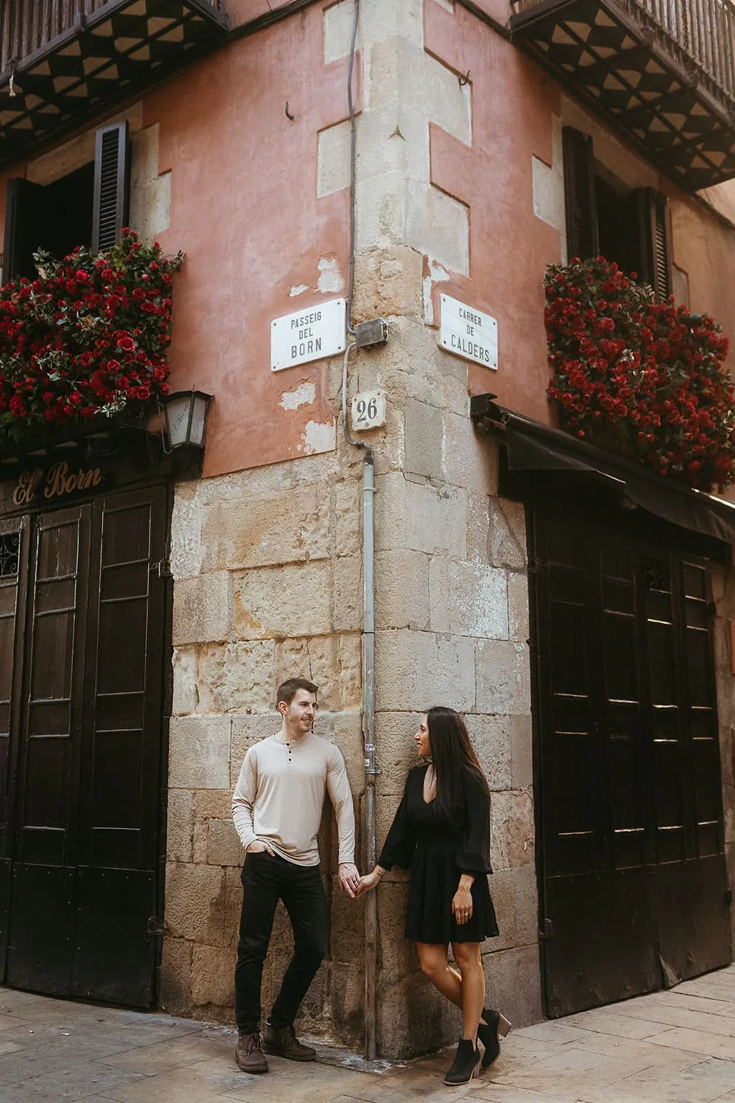 679 barceloneta beach couple