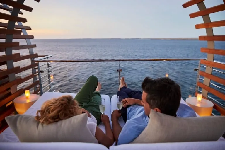 /img/693-cruise-ship-sunset.webp
